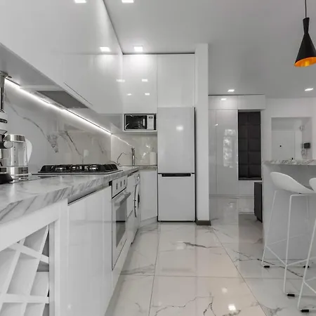 Luxury In Center Of Apartment *
